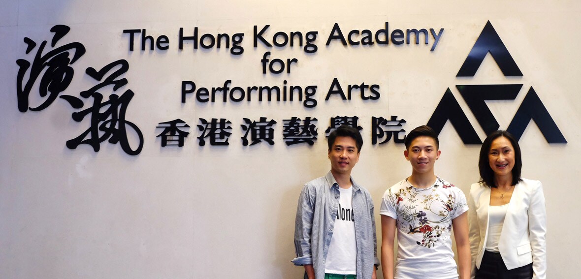 左起：演藝進修學院導師 Henry Yip、學生黃進林 (Michael)及學院總經理 Alice van Kapel