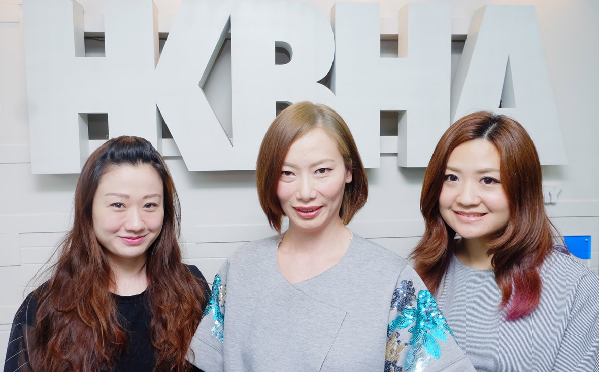 左起：學生羅詠心 (Venus)、香港專業美容美髮協會李美雪會長及學生張麗鳳 (Jo)