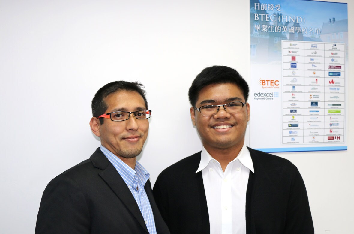 Zeta Education Group 導師 Pritam Bhavnani（左）及學生鍾煒正 (Eric) 同學（右）